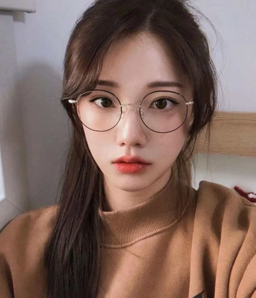 Gái xinh cute che mặt tạo nên nét duyên dáng và quyến rũ