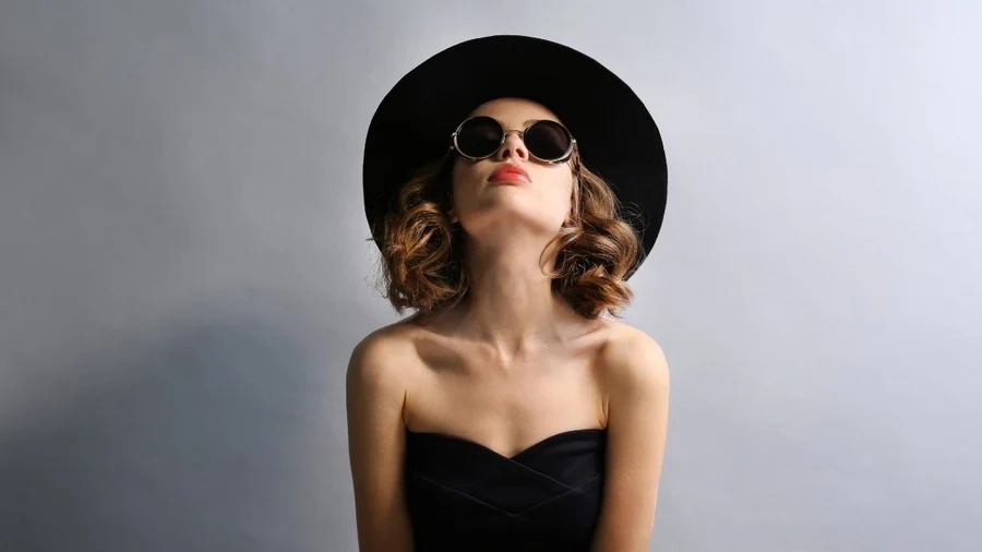 Gái xinh đeo kính mặc bikini tạo nên vẻ đẹp quyến rũ