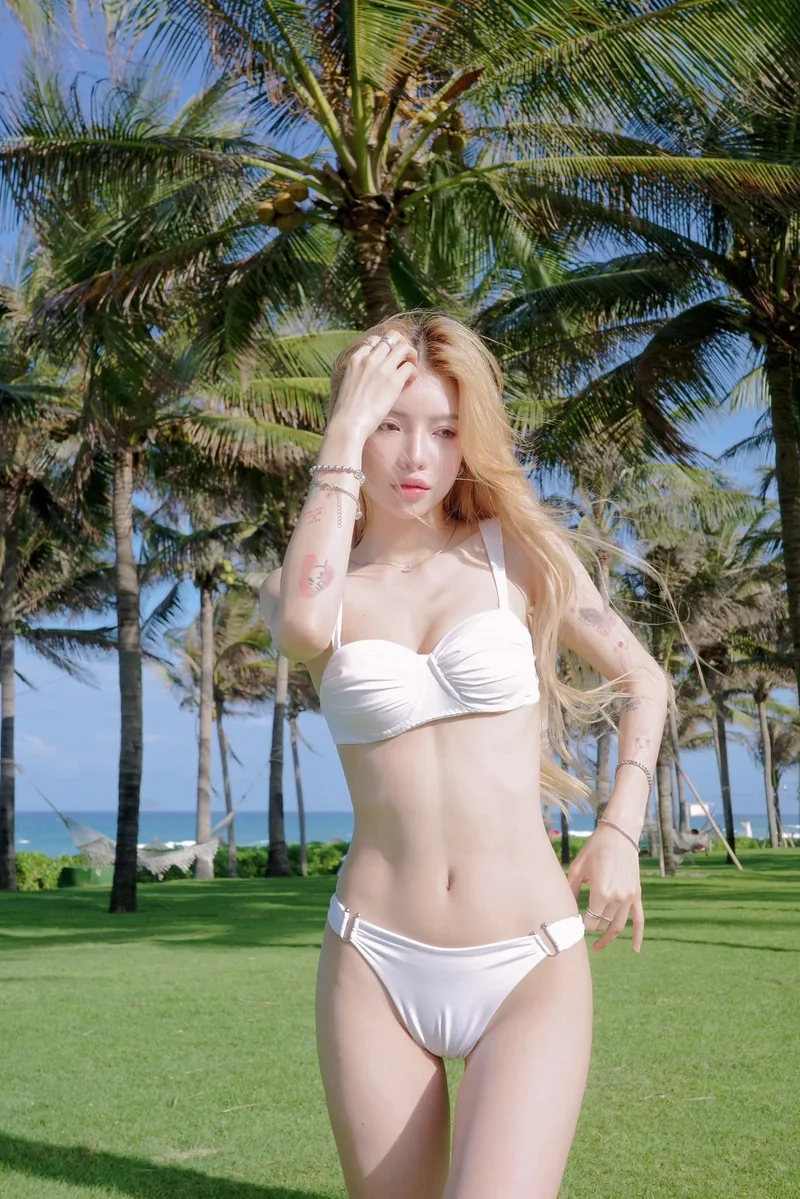 Ciin mặc bikini khoảnh khắc gợi cảm đầy cuốn hút