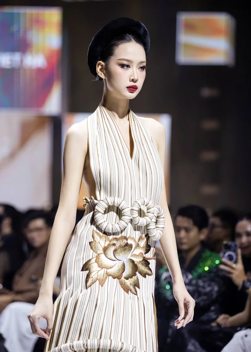 Lê Nguyễn Bảo Ngọc catwalk có thực sự đẳng cấp như người ta nói