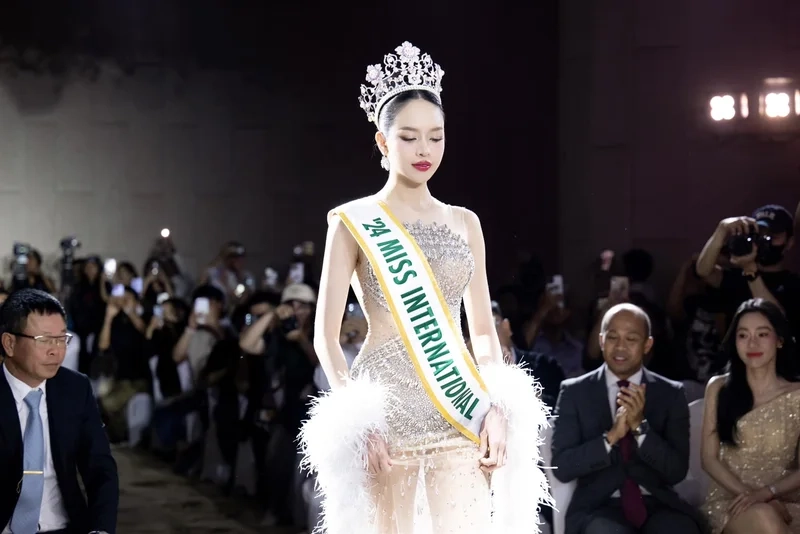 Cùng ngắm nhìn tân hoa hậu huỳnh thị thanh thủy với vẻ đẹp rạng rỡ