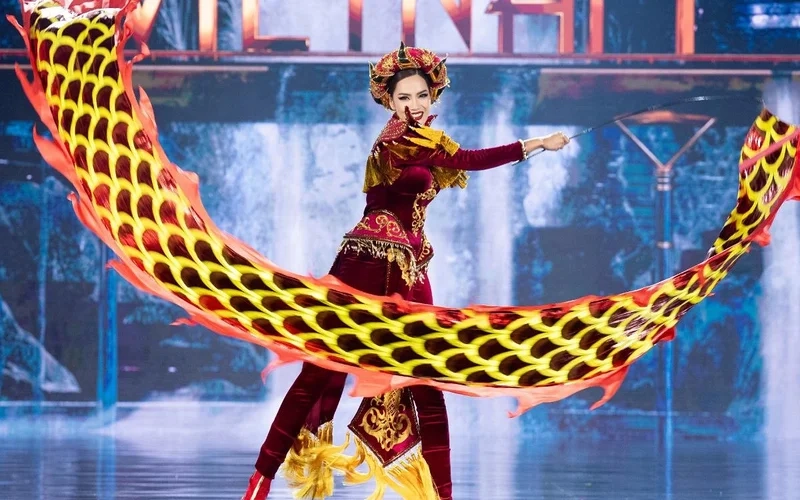Lê Hoàng Phương national costume, hình ảnh mãn nhãn trên sân khấu quốc tế