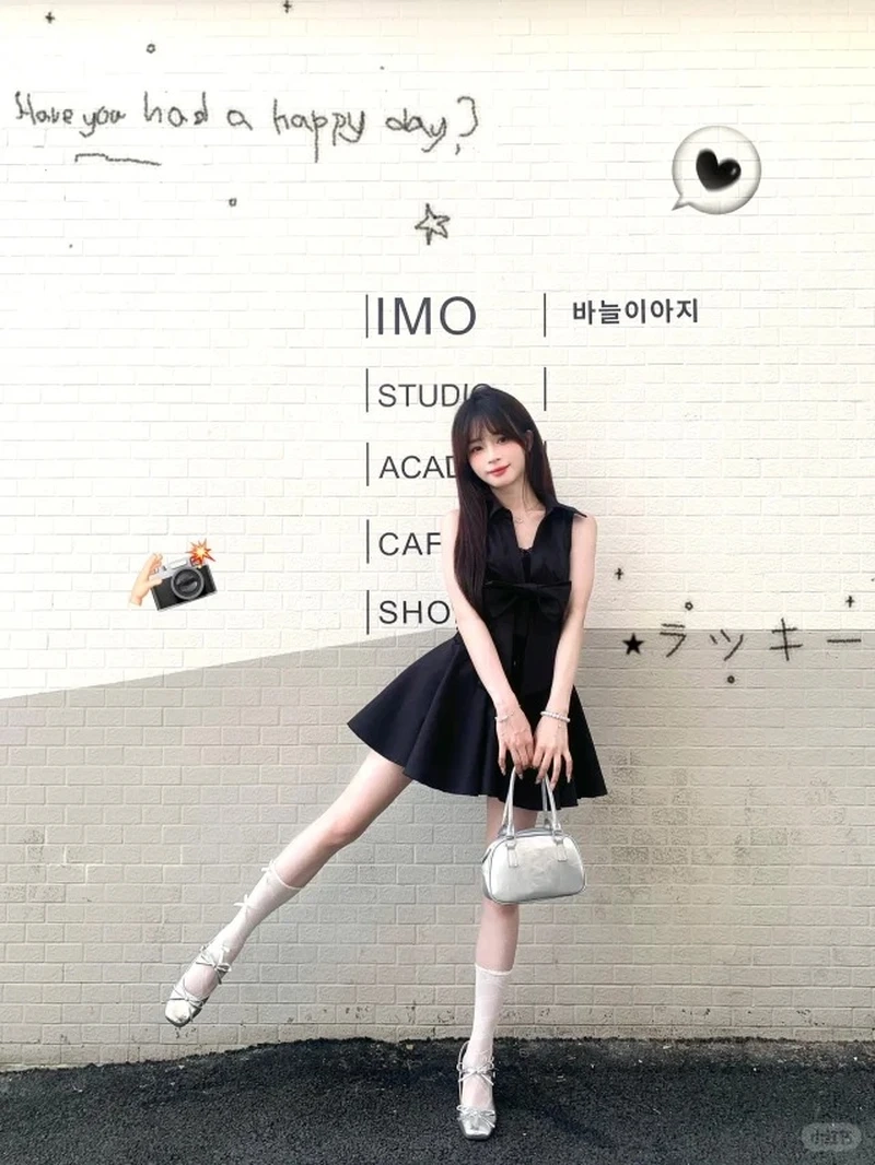 Vẻ ngoài nổi bật của gái mặc váy ngắn quyến rũ khiến ai cũng chú ý