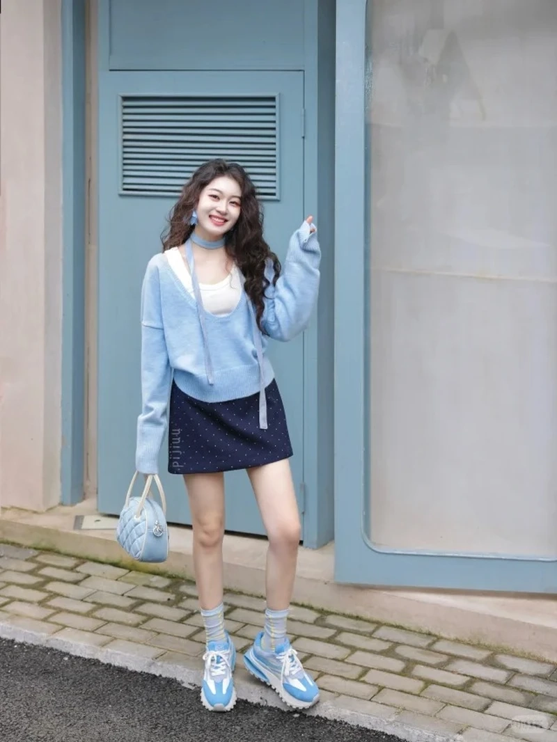 Tạo dáng cuốn hút với gái mặc váy ngắn tạo dáng